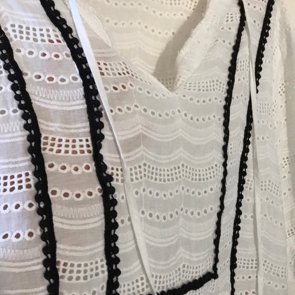 Eyelet blouse - Picture 3 of 7